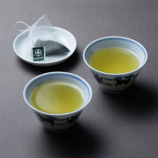 京都 宇治 中村藤吉本店 藤吉茶。お茶の入ったお湯呑みが2客とティーバック。