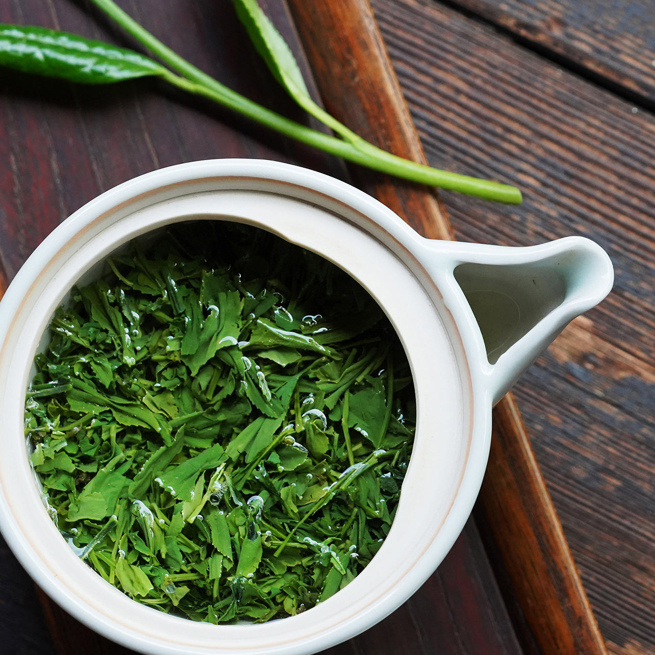 京都 宇治 中村藤吉本店の新茶の茶葉が急須の中で広がる鮮やかで瑞々しい様子