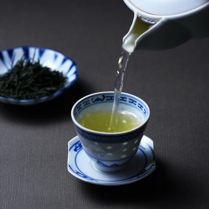 京都 宇治 中村藤吉本店 藤吉茶。藤吉茶が注がれたカップと茶葉が盛られた小皿。