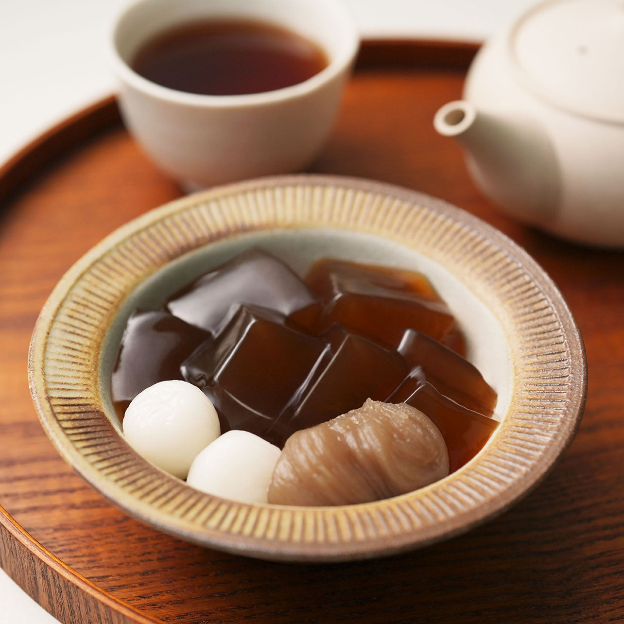 ほうじ茶ゼリーに栗きんとん餡を添えた、期間限定の生茶ゼリイ［栗きんとん］