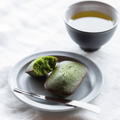 京都 宇治 中村藤吉本店 のマルトベイク［抹茶］。アーモンドプードルとバターのコク、抹茶のうまみを引き立てたフィナンシェとお茶。