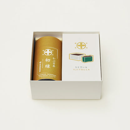 ほんのりとした甘みと穏やかな風味が特徴のかぶせ茶『初緑（80g×1缶）』と、しっとり滑らかな食感と抹茶の深い味わいのかすていら『うじていら（1箱）』の詰合せ