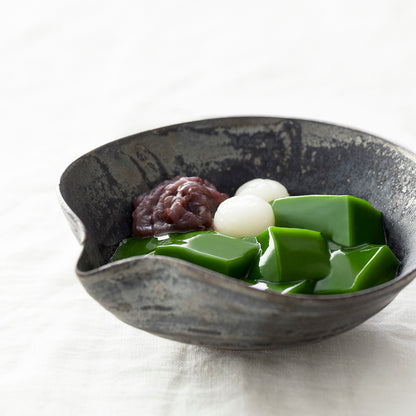 京都 宇治 中村藤吉本店の［抹茶ゼリイ］は、甘さ控えめの小倉餡とモチッとした白玉、ぷるんとした食感で抹茶の繊細な風味が楽しめる生茶ゼリイ。