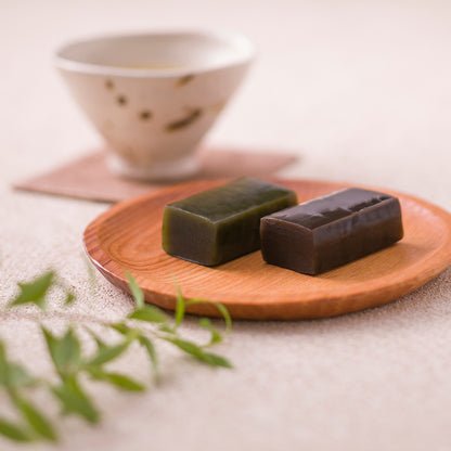 京都 宇治 中村藤吉本店 小柄ようかん［ほうじ茶］と［抹茶］を練りこみ香り豊かに、歯触りと食感の心地良いようかんに仕立てた食べ切りサイズを木皿に載せて