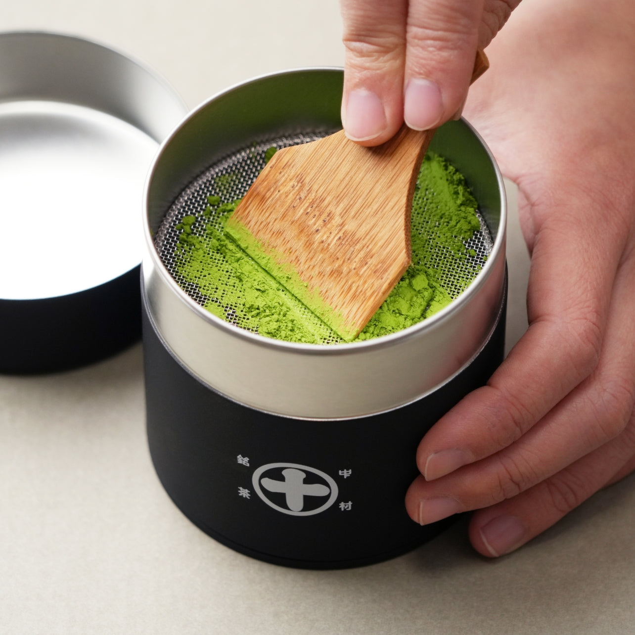 まると抹茶篩缶