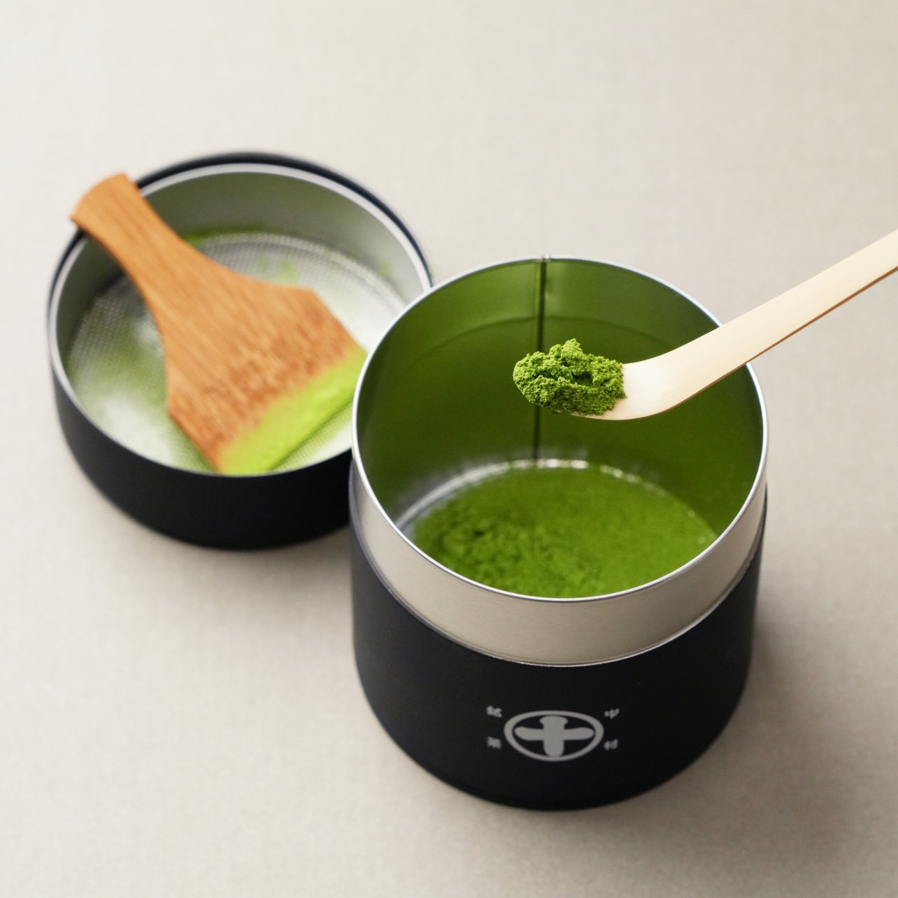 まると抹茶篩缶