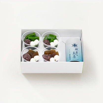 冷たくぷるんとした口当たりの生茶ゼリイ［抹茶］［ほうじ茶］と、季節限定の水出し煎茶。
涼やかなひとときを楽しむ、夏の定番の詰め合わせ。