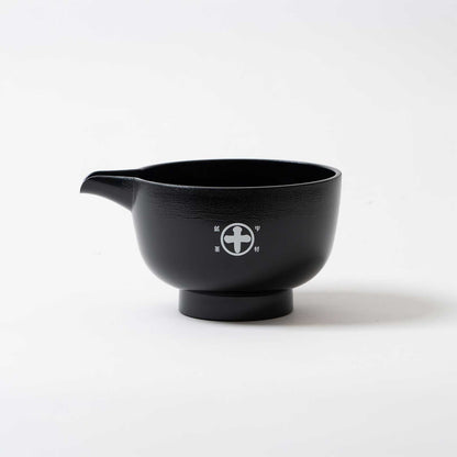 まるとの印をあしらった片口は、お茶を淹れる所作を美しく整えるための一品。
注ぎやすいかたちと、手に馴染む軽やかな使い心地の『まると片口 黒』