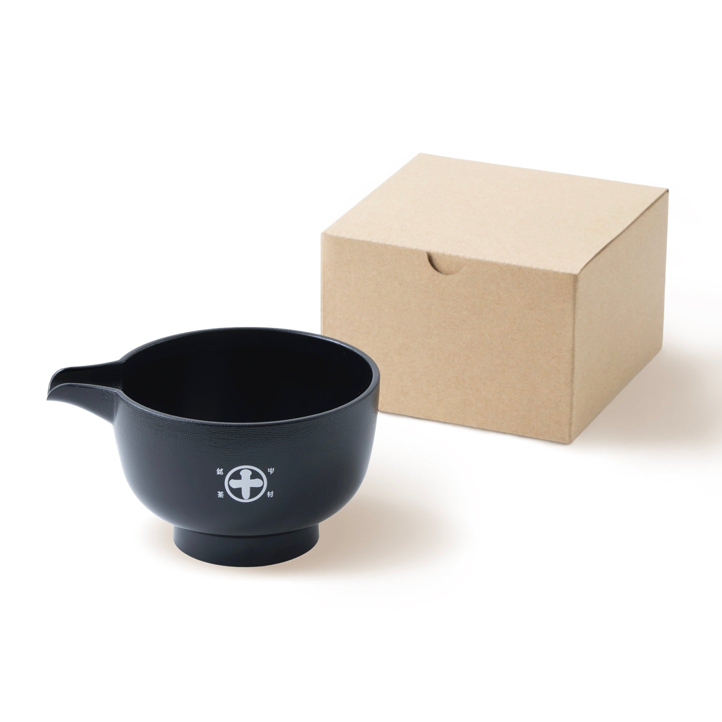 まるとの印をあしらった片口は、お茶を淹れる所作を美しく整えるための一品。
注ぎやすいかたちと、手に馴染む軽やかな使い心地の『まると片口 黒』