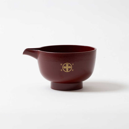 まるとの印をあしらった片口は、お茶を淹れる所作を美しく整えるための一品。
注ぎやすいかたちと、手に馴染む軽やかな使い心地の『まると片口 朱』