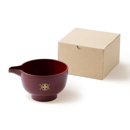 まるとの印をあしらった片口は、お茶を淹れる所作を美しく整えるための一品。
注ぎやすいかたちと、手に馴染む軽やかな使い心地の『まると片口 朱』