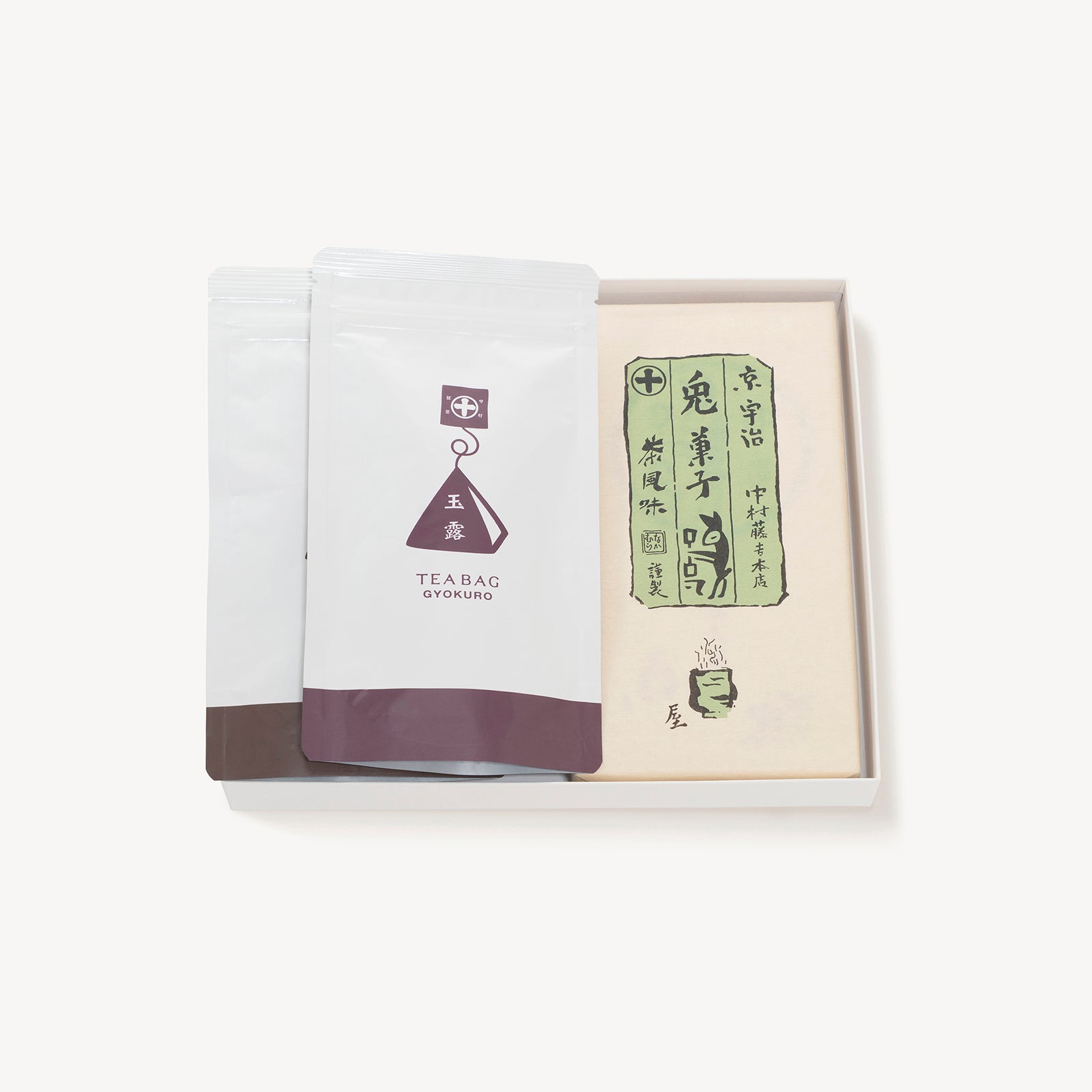 京都 宇治 中村藤吉本店のお茶菓子の詰め合わせ。兎の形をし抹茶をふんだんに使用した、和三盆糖の干菓子、『兎菓子』と旨みまろやかな玉露とくきほうじ茶、ティーバックのお箱入りのセット。