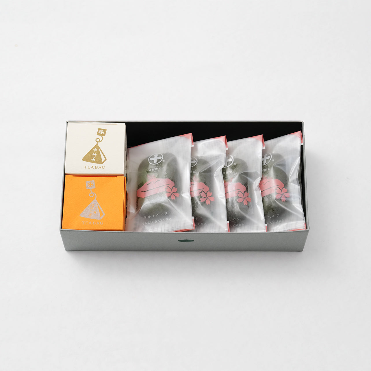 京都 宇治 中村藤吉本店 のマルトベイク［抹茶］の数量限定の春さくら。桜あんを閉じ込めた期間限定フィナンシェと中村茶などティーパックをプチボックスに入れた［Cube］の季節限定詰め合わせ。