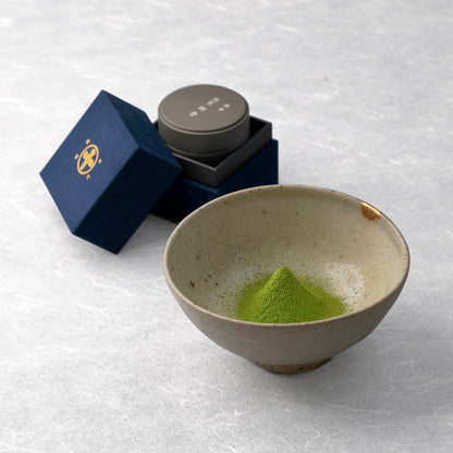 京都 宇治 中村藤吉本店の最高級濃茶「別製初昔 壱號」缶入り。2024年全国茶品評会高評価の希少な手摘み抹茶。金ロゴ入りの濃紺専用箱付き。