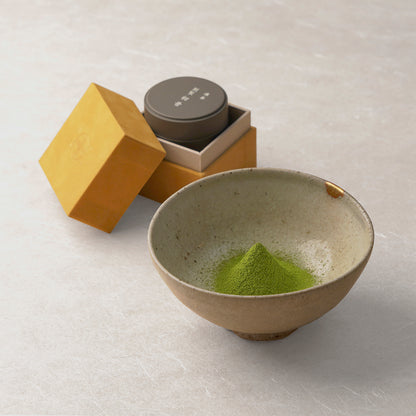 京都 宇治 中村藤吉本店の極上抹茶「別製初昔 参號」缶入り。2024年全国茶品評会高評価の宇治・白川産の「うじひかり」。ロゴ入りのやまぶき色の専用箱付き。