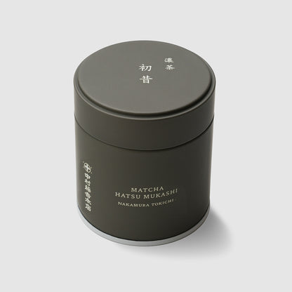 京都 宇治 中村藤吉本店 抹茶『初昔』30g 缶入。深く、濃く、舌の上に余韻を残こすふくよかなボディを伴い苦味はほとんどありません。複雑で上品な口当たりの抹茶