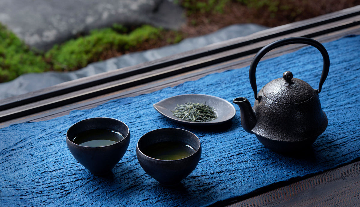 標高が高く、寒暖差の大きい地域で栽培された煎茶を、秋までじっくりと熟成させ、コクと深みを引き出した『煎茶 藤吉』