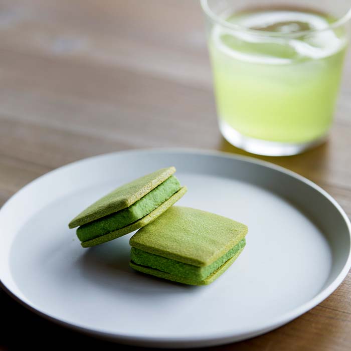 分厚いホロホロ焼きショコラをザクザク食感のクッキーでサンドした抹茶ショコラサンドクッキー,茶Colate［抹茶］